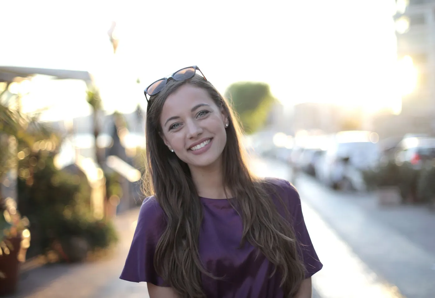 Paciente sonriendo al aire libre sin lentes